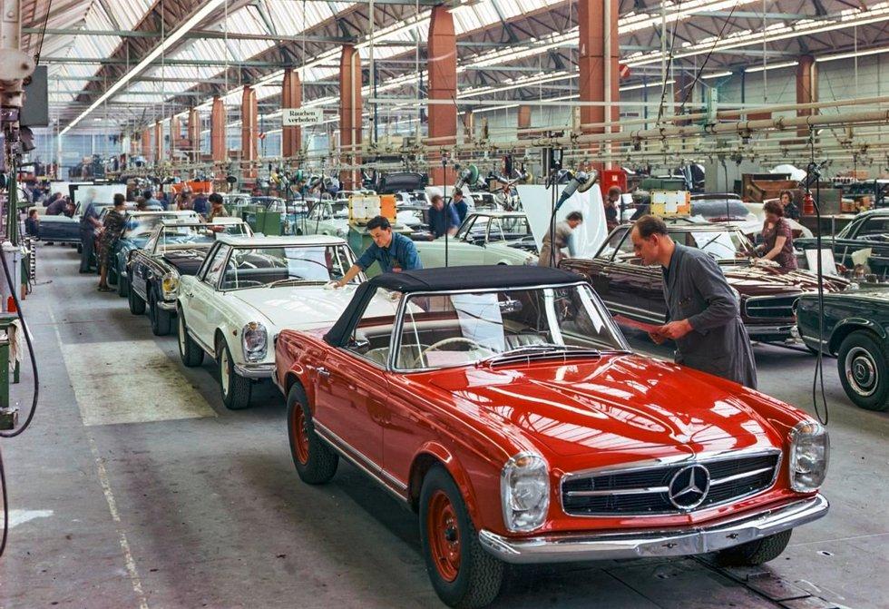 Les modèles exclusifs Mercedes-Benz étaient encore largement fabriqués à la main à l'usine au-delà des années 1960.  Photo: Mercedes-Benz