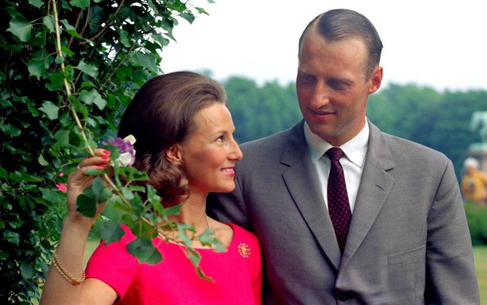 Kong Harald dronning Sonja måtte i ni år