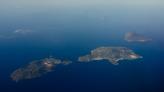 L'arcipelago si trova come un triangolo al largo delle coste italiane, con Alicudi che è l'isola più lontana e isolata.  Immagine: Wikimedia Commons