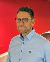 Feriepenger pluss godt vær tilsvarer ny bil, mener Espen Hovde, direktør for bruktbilsalg i Birger N. Haug.  Nå er det brukte elbiler som brukes.