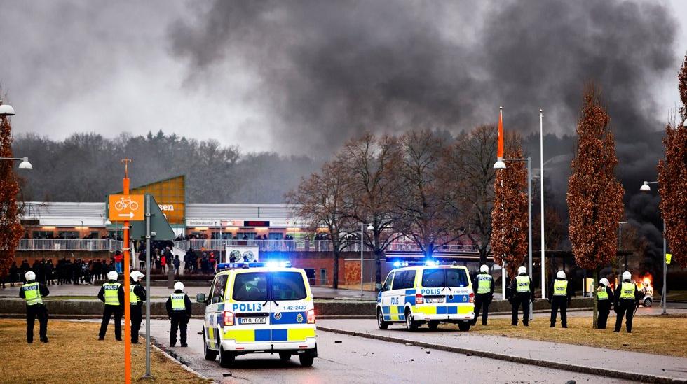 Την Κυριακή, σημειώνεται και πάλι ταραχή στο σουηδικό Λινκόπινγκ σε σχέση με προγραμματισμένη καύση του Κορανίου.  Νωρίτερα αυτή την εβδομάδα, τρεις αστυνομικοί στάλθηκαν στο νοσοκομείο σε σχέση με βίαιες αντιδιαδηλώσεις.