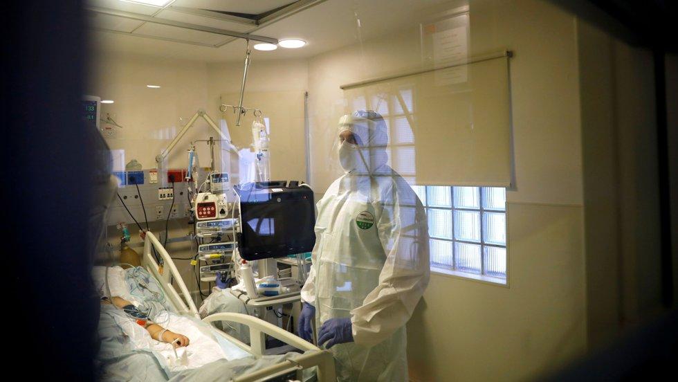 En covid-19-pasient får behandling på Ichilov- sykehuskomplekset i Tel Aviv.