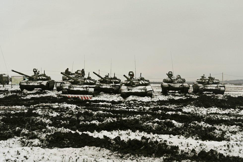 <p>Russiske stridsvogner T-72B3 deltar i øvelser ved Kadamovskiy skytefelt i Rostov-regionen i Sør-Russland, onsdag 12. januar 2022. Russland har avvist vestlige klager på troppeoppbyggingen i nærheten av Ukraina, og sier at de utplasserer dem der de finner det nødvendig. på sitt eget territorium. Nå får det ukrainske forsvaret hjelp av Storbritannia, blant annet panservernraketter som skal slå ut russiske tanks. (AP Photo)</p>