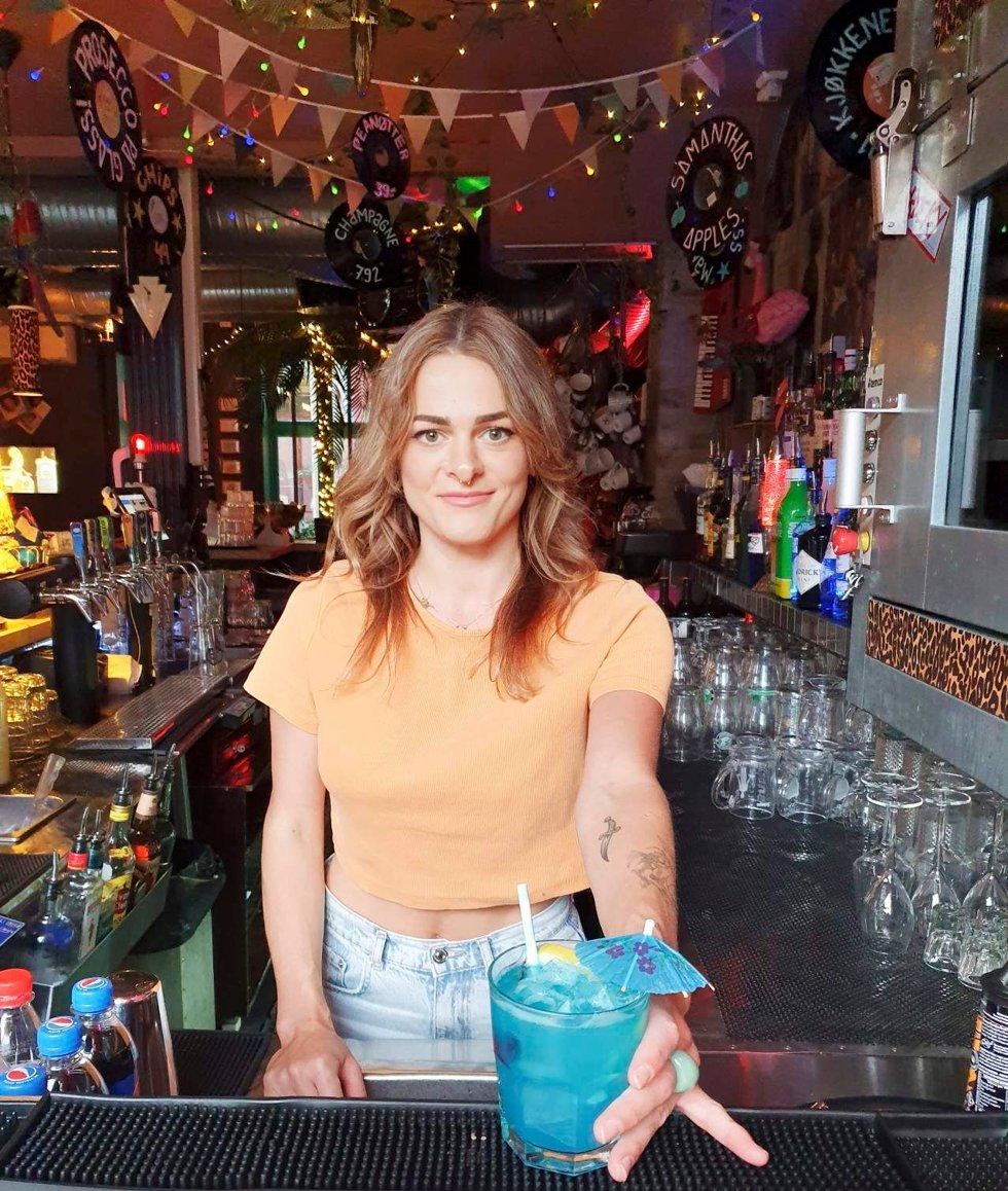 Makes the drink: Rebell's bar manager, Anna Przewoznik.  Photo: Stine Nibe Ravneberget / Finansavisen