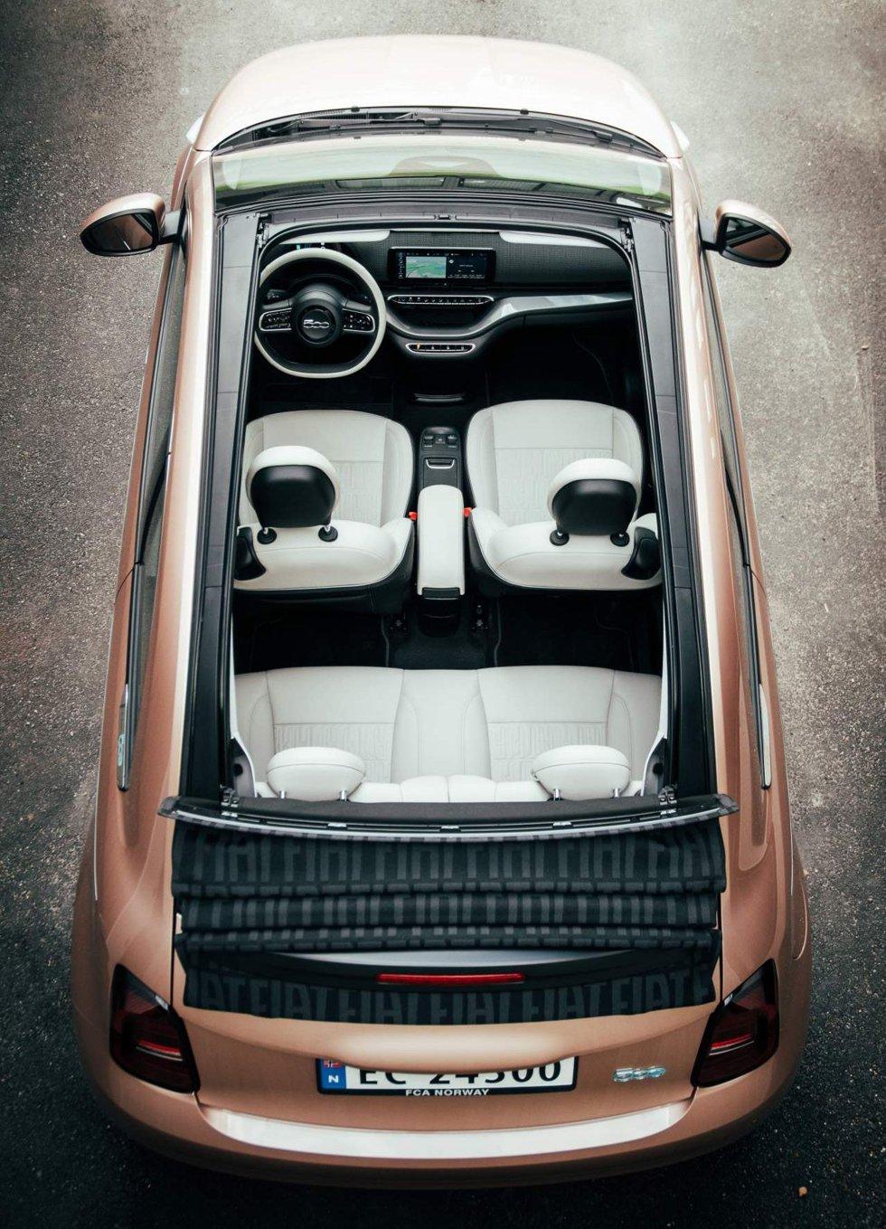 Trucchi: la Fiat 500E Cabriolet ha solo un tettuccio apribile gigante, ma ogni passeggero riceve la sua dose di sole, vento e odore.  Foto: Andreas Scheele / Finansavisen