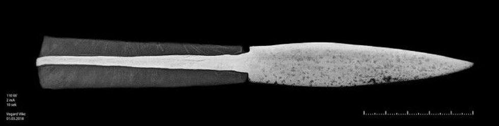 Røntgenbilde av kniven fra Trollsteinhøe av Vegard Vike, arkeologisk konservator ved Kulturhistorisk Museum.