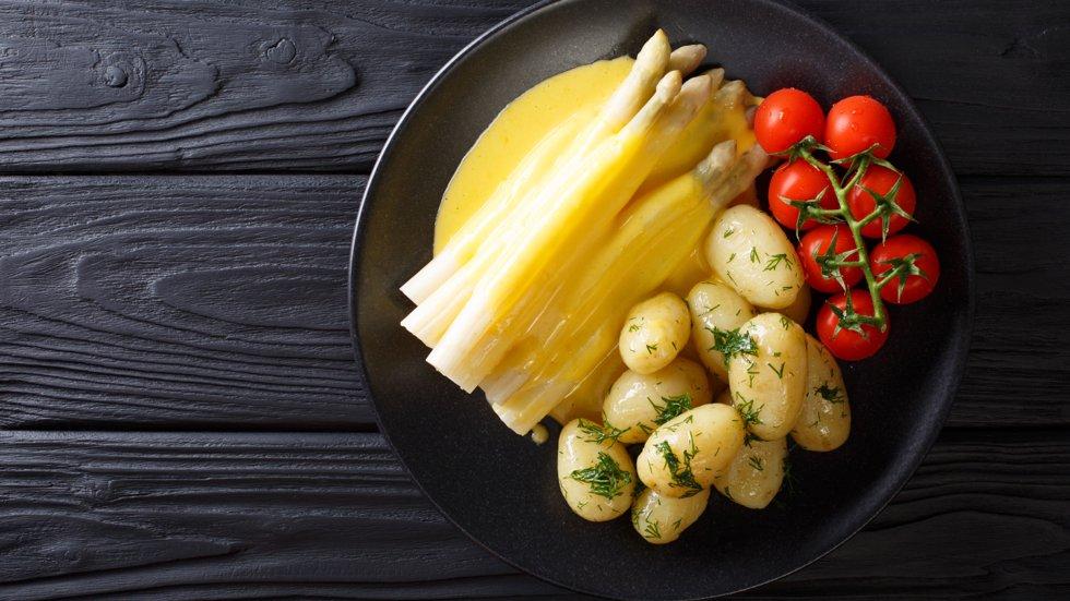 Product Wanted: White asparagus has a stronger taste than green.  Here with hollandaise sauce, fresh potatoes and tomatoes.  Photo: Colorbox