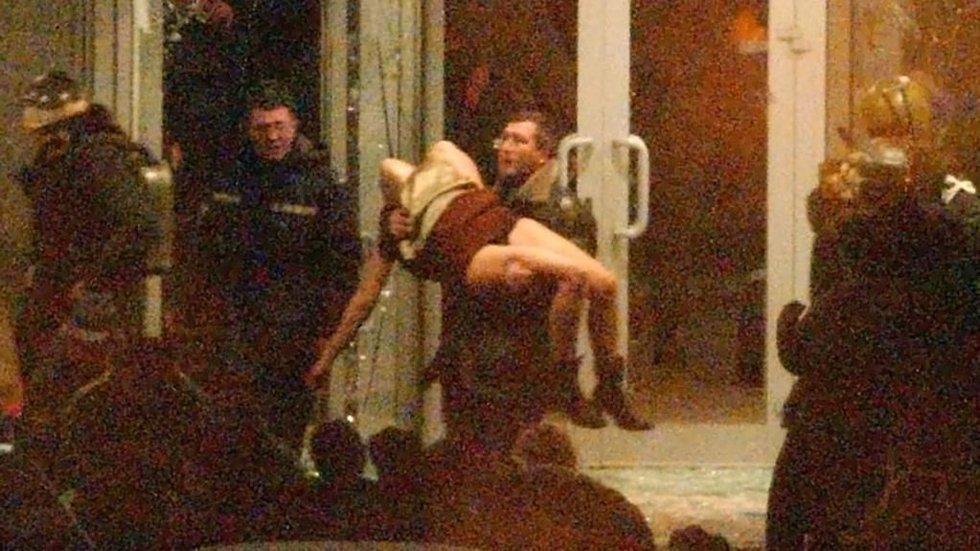 Un poliziotto porta un ostaggio senza vita fuori dal palco dopo che le forze speciali russe hanno fatto irruzione contro i sequestratori al Teatro Dubrovka il 26 ottobre 2002. Foto: Gazeta Gazeta/AP/NTB