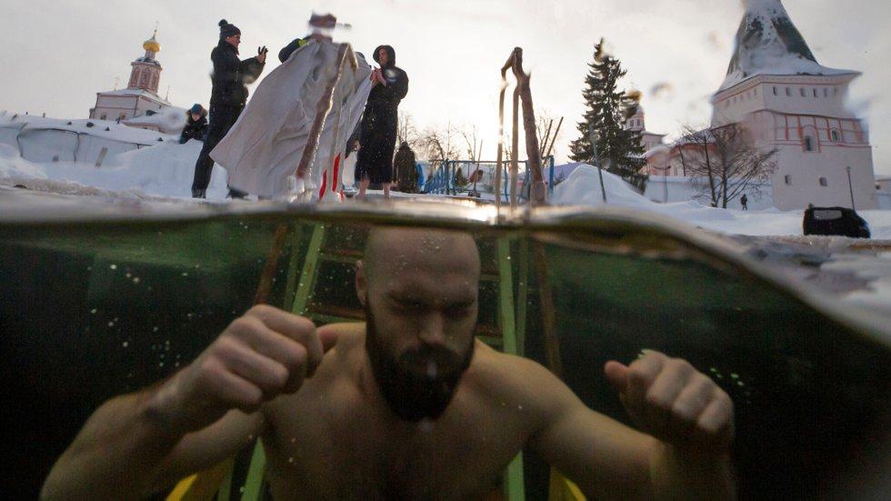 Il popolo russo tiene un bagno rituale nell'area in cui si troverà la tenuta di Putin 