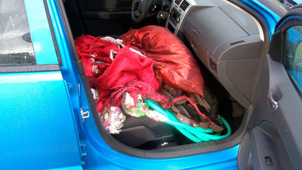 На этой фотографии, опубликованной 26 декабря 2008 года, виден костюм Санты в автомобиле Dodge Caliber 2008 года выпуска, которым управляет Брюс Джеффри Пардо. Фото: Патрик Бьюкенен/Полицейское управление Ковины/Reuters/NTB
