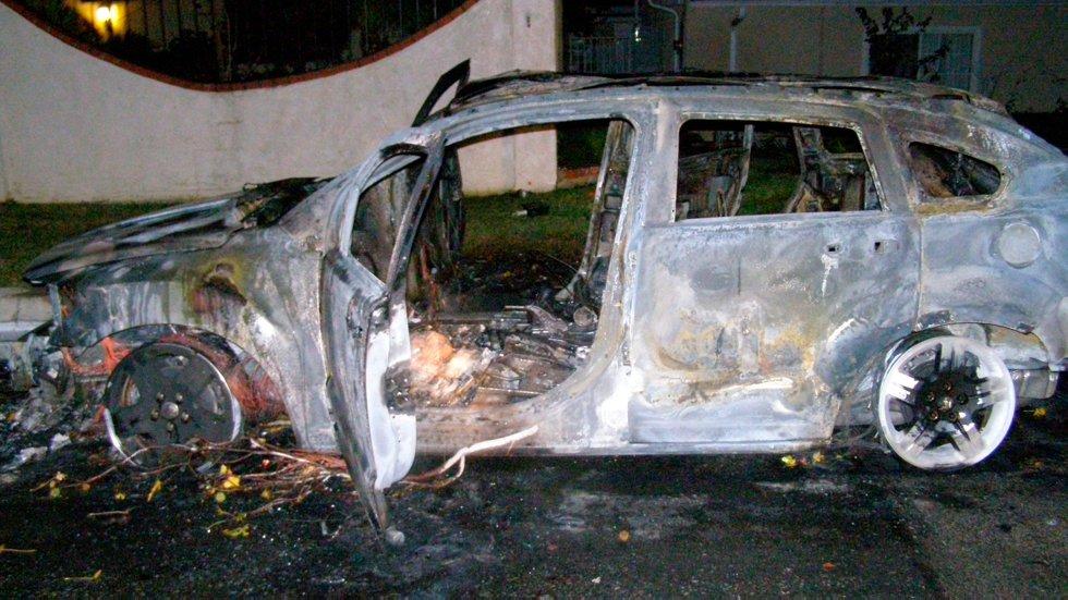 Dodge Caliber 2008 года выпуска, которым управлял Брюс Пардо, после взрыва самодельной зажигательной бомбы, заложенной в машину.  Фото: Патрик Бьюкенен / Департамент полиции Ковины / Reuters / NTB