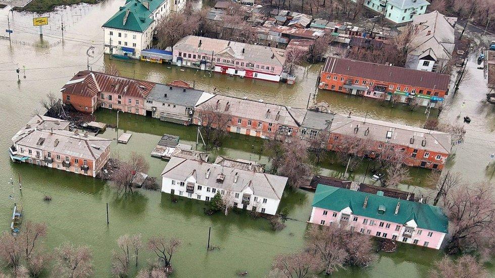 Dopo la grave alluvione che ha colpito la Russia, secondo la Reuters, più di 100.000 persone sono state evacuate dalle aree alluvionate in Russia e Kazakistan.  Fotografia: Anatoly Zhdanov/AFP