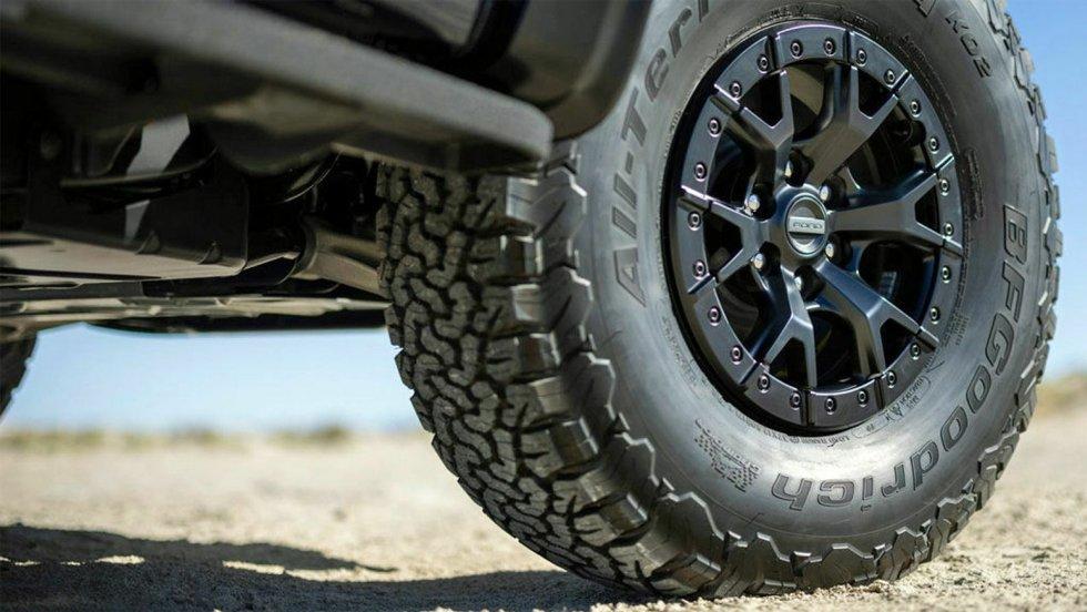Both the wheels and the chassis confirm that the Raptor R is a true off-roader.