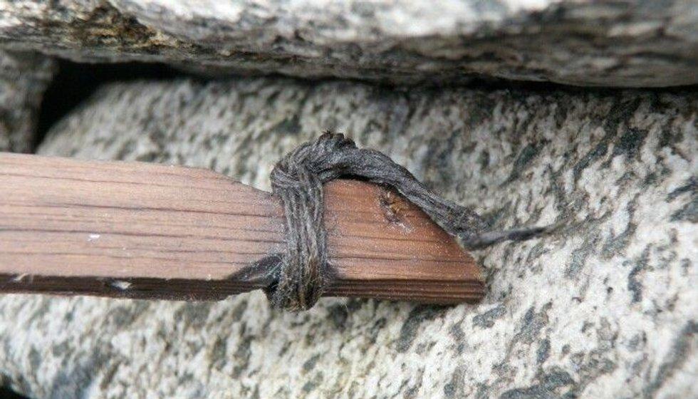 Skremmepinne med 1.500 år gammel ulltråd. Foto: Secrets of the Ice