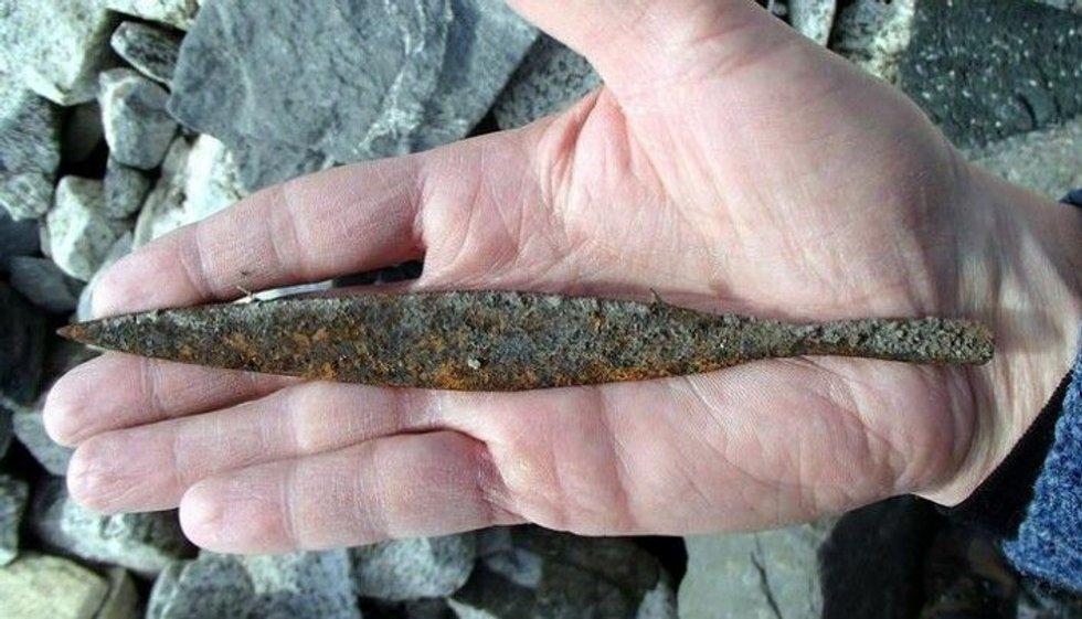 Formen på denne pilspissen tilsier at den er ca 1500 år gammel. Den er 18 cm lang, 2 cm bred og veier 32 gram. Foto: Secrets of the Ice