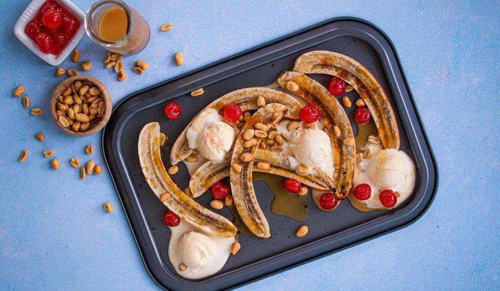 Baking tray with banana and ice cream Photo: MatPrat