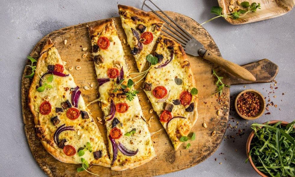 With a pizza stone on the grill you get grilled vegetarian pizza with a delicious crispy bottom.  Here is the recipe for vegetarian pizza with white pizza sauce, cherry tomatoes, red onion and mushroom.  Photo: Sara Johannessen/MatPrat