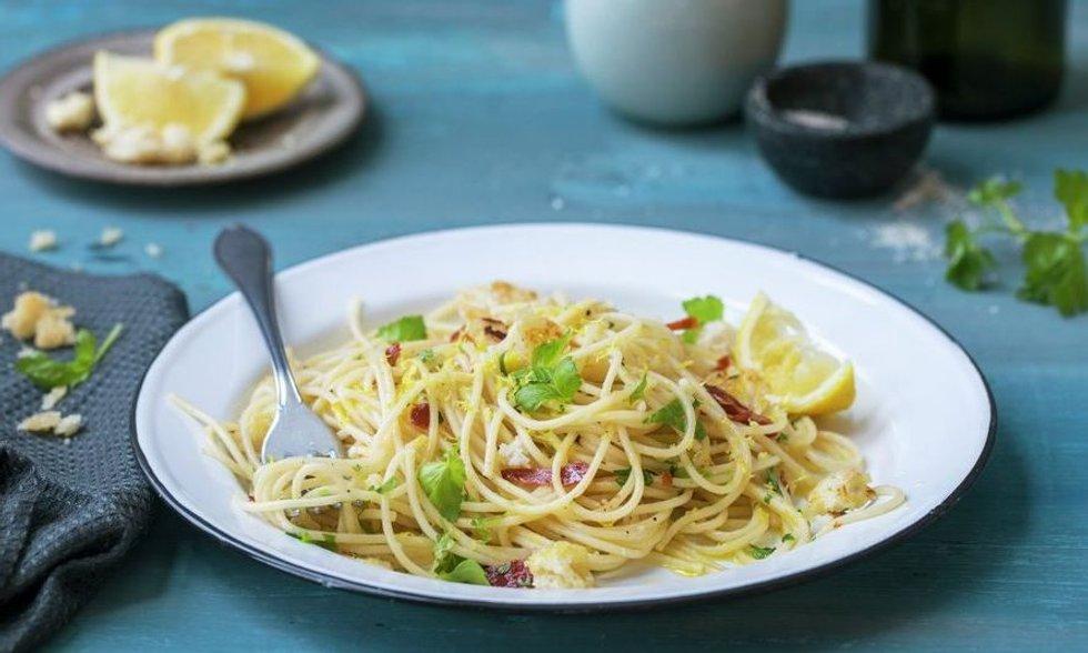 Spaghetti, bread, lemon and bacon.  It won't be more Italian!  In combination, it becomes a tasty dinner dish.  Photo: Brodogkorn.no