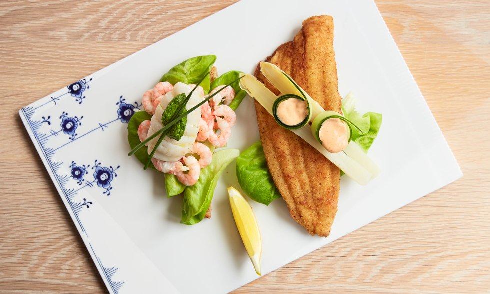 Delicious Danish open sandwiches signed by celebrity chef Ole Martin Alfsen.  Breaded fish and shrimp are classic tall sandwiches and are perfect as a dinner dish.  Photo: brodogkorn.no