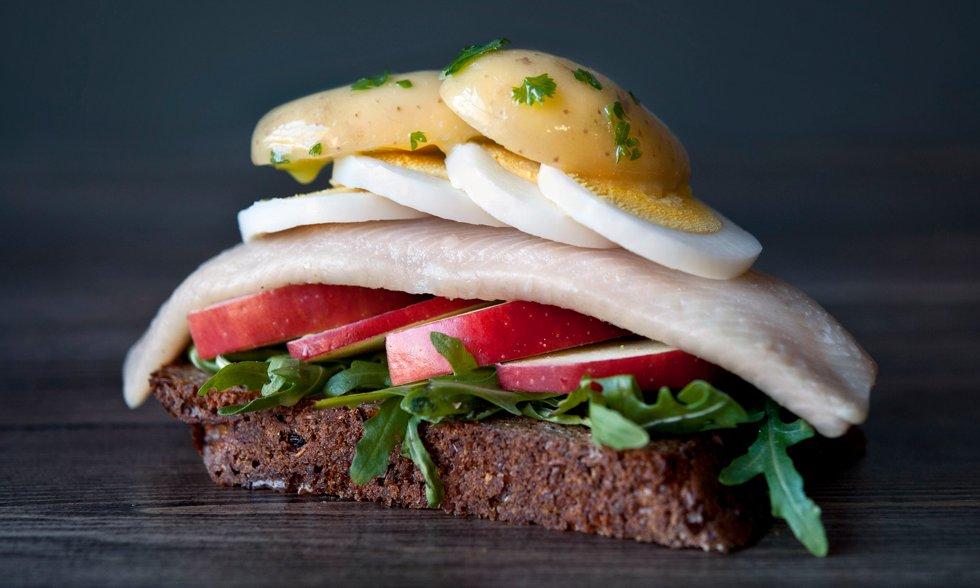 The herring sandwich is a delicious sandwich with wholemeal bread, boiled eggs, herring and potatoes, apple, rocket salad and parsley.  Enjoy it for lunch or dinner.  Photo: brodogkorn.no
