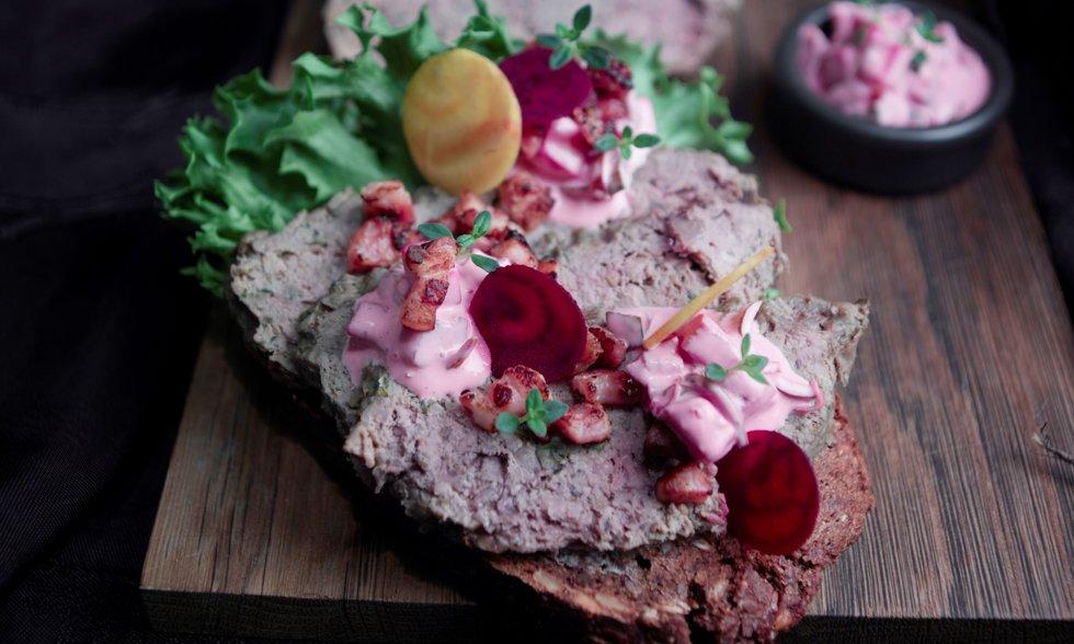 Big rye bread with homemade liver pate is a sandwich suitable for lunch, packed lunch and Christmas.  Serve with beet salad and bacon.  Photo: brodogkorn.no