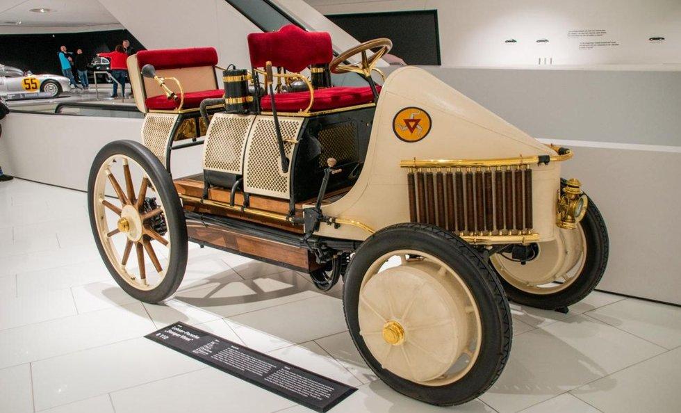 La voiture hybride Lohner-Porsche de 1900 avait des moteurs électriques dans les roues avant et un moteur à essence sous le capot.  Photo : Andreas Scheel / Finansavisen