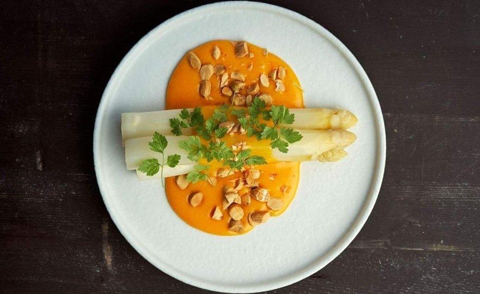 White asparagus with Coron sauce.  Photo: Foodsteps