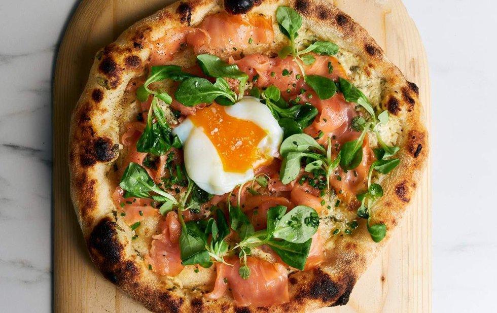 Un po' diverso: pizza con salmone affumicato e uova.  Foto: Foodsteps