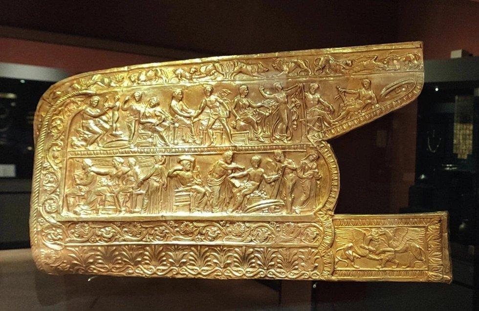 A Scythian container for both bow and arrow, called goritos.  Here it is made of gold.  (Image: VoidWanderer/Wikimedia Commons/CC BY-SA 4.0 DEED)
