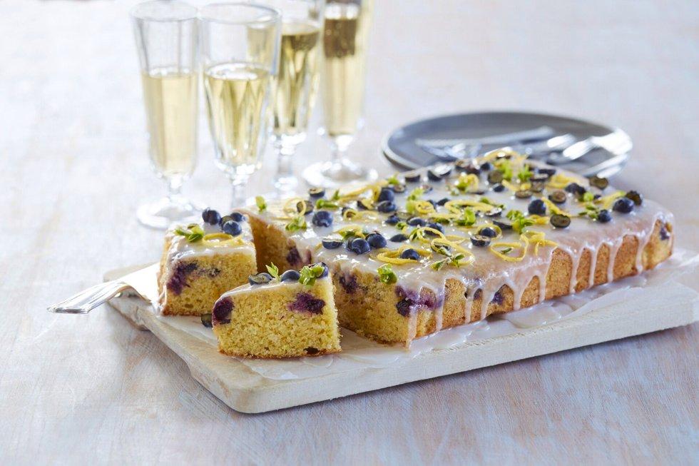 Nothing beats the long pancake when it needs to be baked in larger quantities until May 17, says Torunn Nordbø of the Bread and Cereals Information Office.  For example, this long crepe with lemon and blueberries.  Photo: Bread and Cereals Information Office