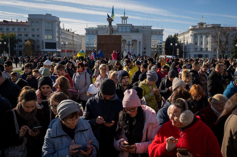 People gather in central Kherson in a square where there is internet access after the liberation of the city.  Photo: Bernat Armangue / AP / NTB