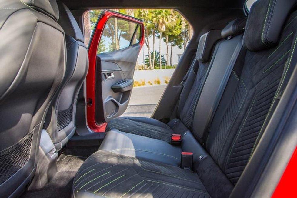 Two adults sit comfortably in the back seat of the Peugeot E-2008 and can put their heads and knees in the car without dismantling it.  Photo: Ragnvald Johansen/FinanceVision
