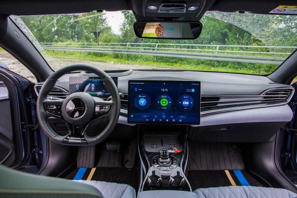 BYD Seal has a number of alerts and systems that monitor how you drive, and shake the steering wheel if you're not in the middle of the lane.  Photo: Ragnvald Johansen/FinanceVision