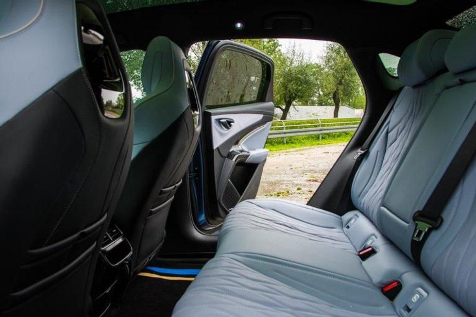 Due to the structure in which the top of the battery forms the floor, there is enough room in the back seat for a BYD Seal for two adults without having to fold down.  Photo: Photo: Ragnvald Johansson/FinanceAfnessen