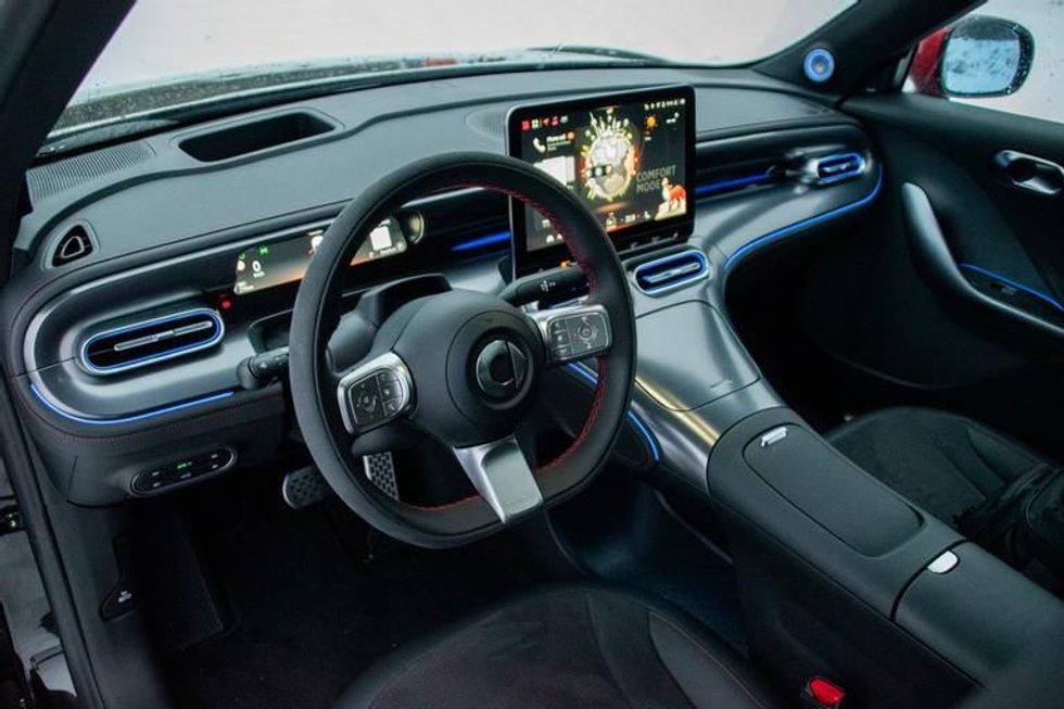 In a well-designed interior with a number of challenging details, the high center console is dominant, but the plastic on parts of it and on the dashboard looks a bit clumsy.  Photo: Andreas Schell/FinanceAffairs
