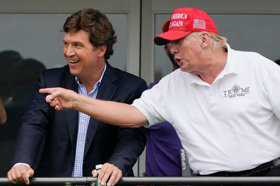 Tucker Carlson with former President Donald Trump during a golf tournament in the summer of 2022. Photo: Seth Weni/AP/NTB