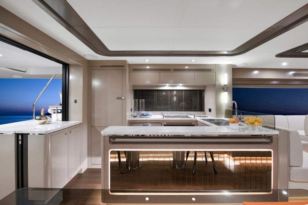 Una soluzione aperta: la cucina ha un layout funzionale e una posizione centrale tra il salone e il ponte posteriore.  Foto: Serena Yachting