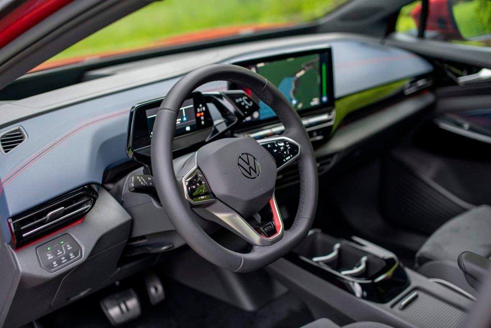 Plastic Stand: The VW ID.5 GTX has a lot of hard plastic on the inside and especially on the back.  However, it is a pleasantly laminated interior.  The colors might look a little weird, but they work when you're in the car.  Photo: Håkon Sæbø / Finansavisen