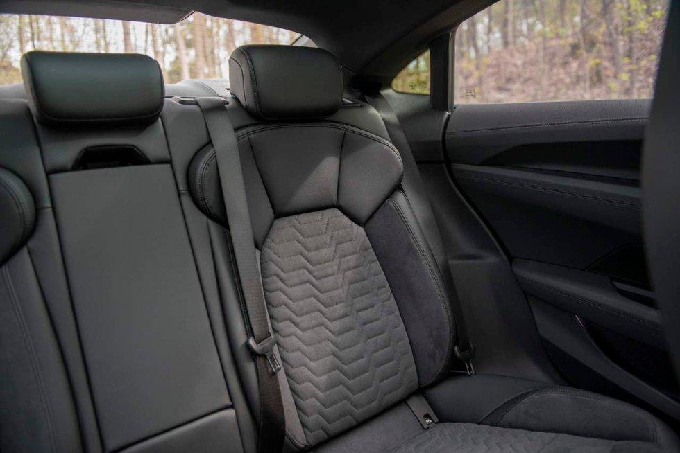 PLASS NR?  Audi e-tron GT er ikke en liten bil, men innvendig er den ikke så stor.  Men setene er vakre å se på.  Foto: Håkon Sæbø / Finansavisen