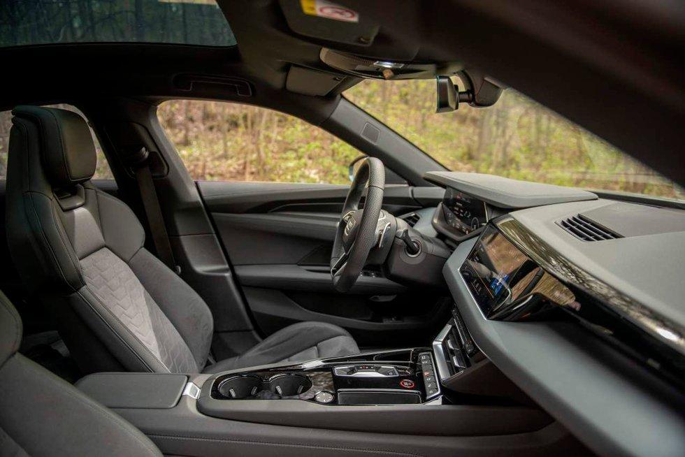 KUNNE TÅ HARDERE: Audi e-tron GT har et fint interiør, men kvaliteten kunne vært hevet litt.  Foto: Håkon Sæbø / Finansavisen