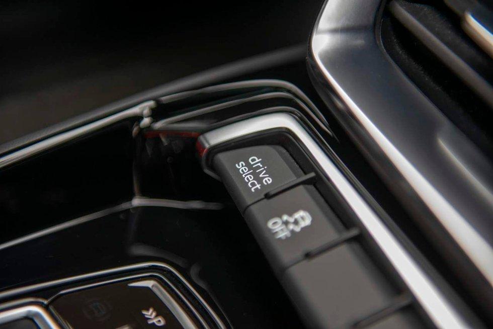 FIKLERI: Det er mye å si om Audi e-tron GT, men Porsche har utarbeidet knappen for bedre å finjustere kjøreoppsettet.  Foto: Håkon Sæbø / Finansavisen
