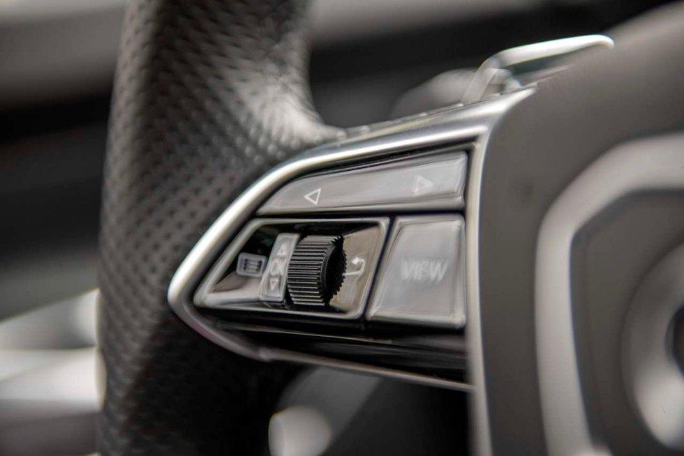 TAKK FOR KNAPPEN - Fysiske knapper på rattet er veien å gå.  Det er ingen selvfølge i de nye elbilene til VW-konsernet.  Foto: Håkon Sæbø / Finansavisen