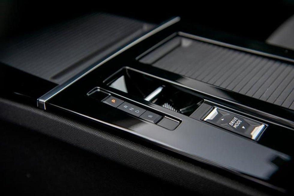 The button on the right determines how much power the motor will produce.  Photo: Hakon Sabo/FinanceAffairs