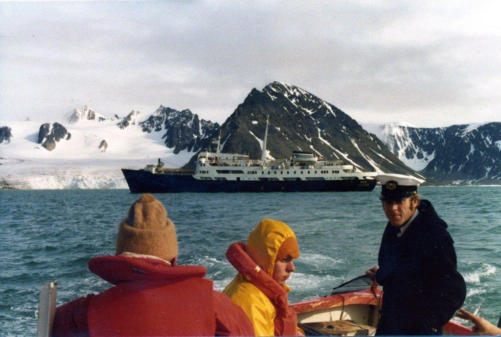 Svalbardekspressen var sist i drift i årene 1968 til 1982. Her er gjester fra MS Lofoten ute i tenderbåt på Svalbard. Foto: Hurtigruten Norge / Hurtigrutemuseet