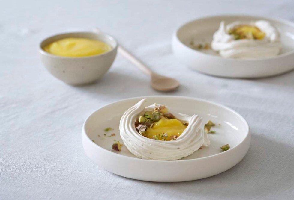 Mini Pavlova with lemon cream.  Photo: Monica Friedrich Johansen / Styling: Marthy Bergan Osen