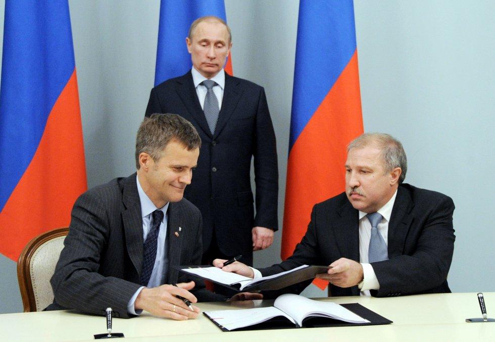 石油会社ロスネフチの社長だったエドゥアルド・フダイナトフ (右) と当時のスタトイル CEO ヘルゲ・ルンド (左) とロシアのウラジーミル・プーチン首相. 写真: ヤナ・ラピコワ、政府報道局/AP Photo / RIA-Novosti / NTB