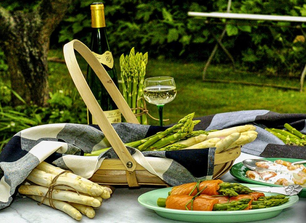 Many times over: white and green asparagus - with all the possibilities for accessories.  Photo: Colorbox