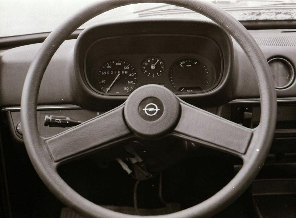 A capable steering wheel, completely free of buttons and switches.  Or airbag... But at least the de Luxe model had an electric clock!  Photo: Frank Williksen