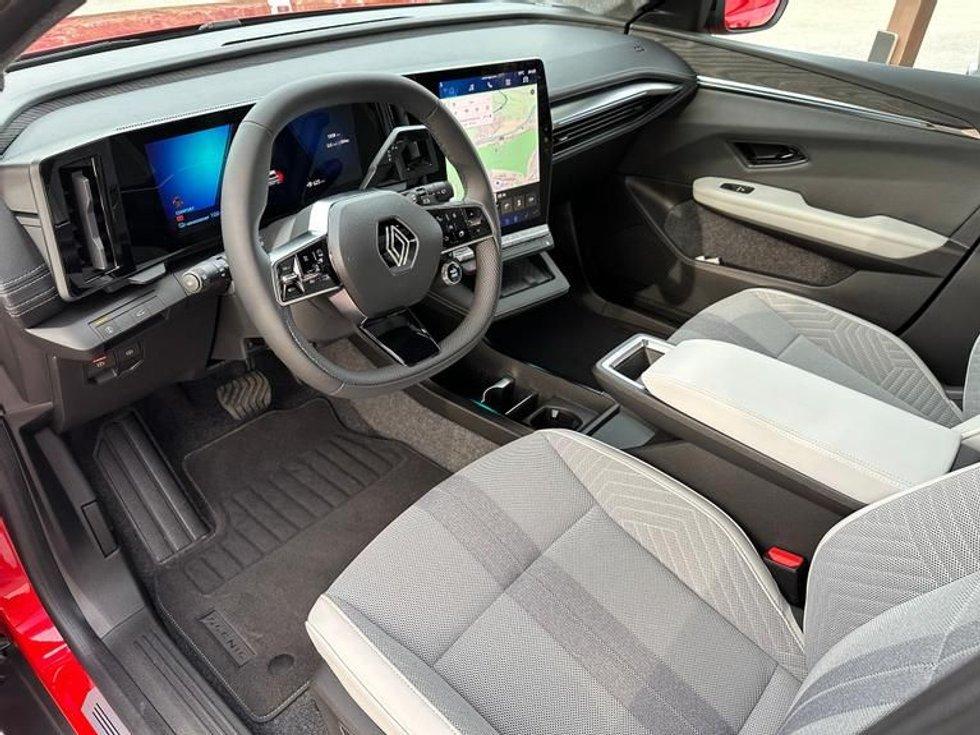 The interior design is pleasant with a touch of quality without an excessive desire to display all the functions on the screen.  However, there are too few levers on the right side of the steering wheel for our taste.  Photo: Ivar Ingerud / FinanceAffairs