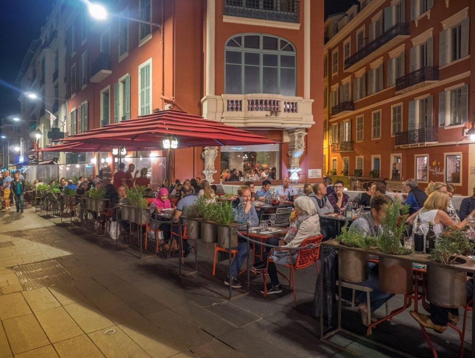 Dinner time brings crowds in Nice's Old Town.  Image: Dreamtime